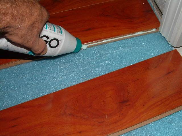 Glue for laminate flooring