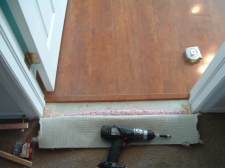 Here I will describe how to finish off the carpet up to the laminate transition.