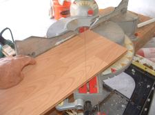 Cutting angles when installing laminate flooring, here you need to set the correct angle on the miter saw to make the cut.
