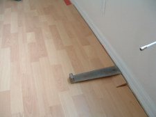 Installing the last row of laminate flooring, Here I will use a pull bar to connect the side joint together.